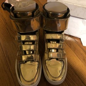 Selling these shoes only wore once to small for me and need gone asap